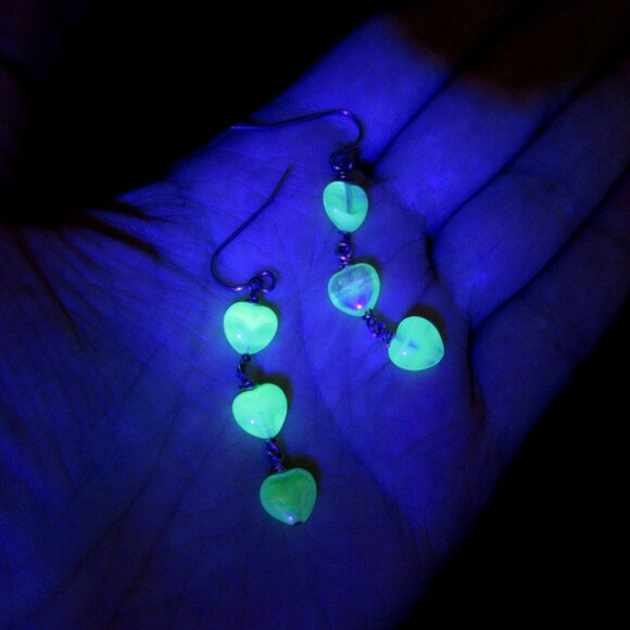 UG heart earrings - Picture 8 of 10